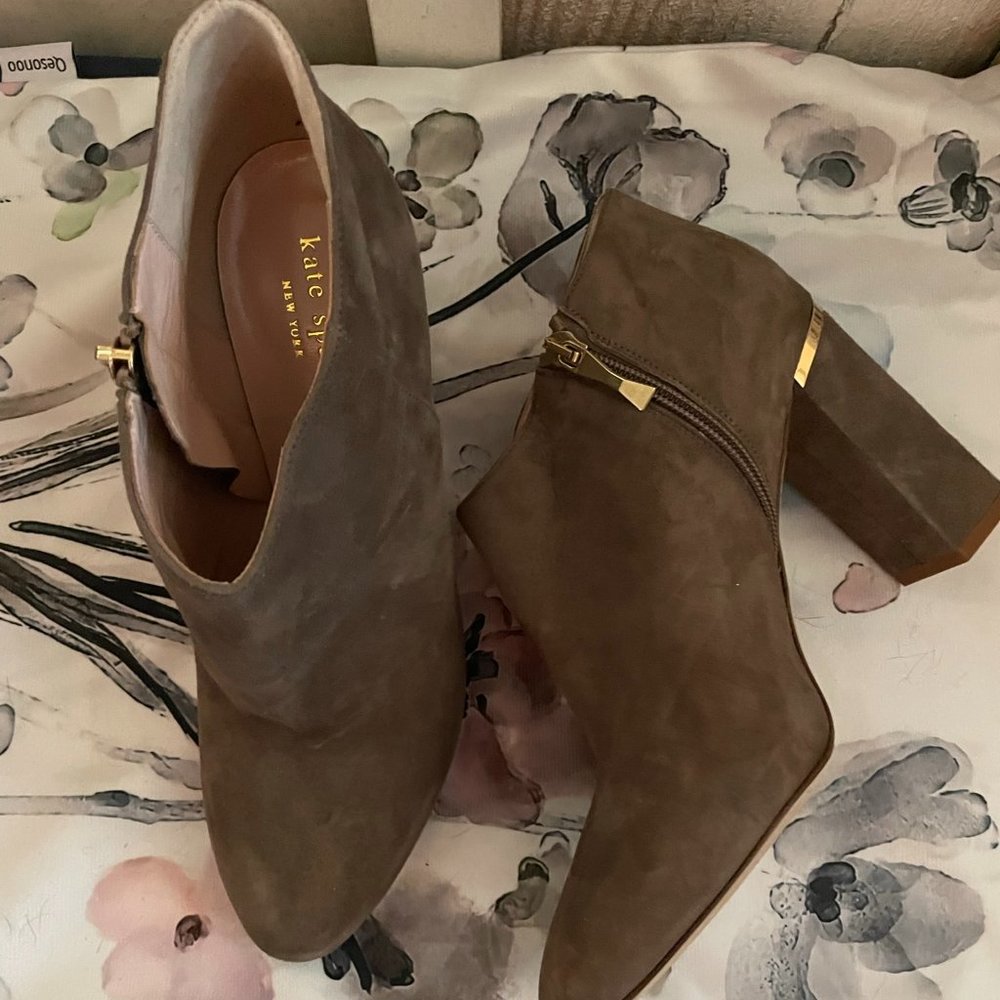 Kate Spade Suede Ankel Boots w/ Gold Accents 31/2" Heel Dark Taupe  size 9 new